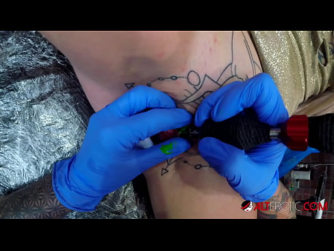 ❤️ E dashura jashtëzakonisht e bërë me tatuazhe, Sully Savage, bëri një tatuazh në klitorisin e saj Pornografi anale tek ne
