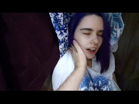 ❤️ Gjeta motrën time në dollap dhe e ndihmova të përfundonte Pornografi anale tek ne